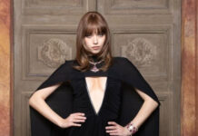 Звезда «Зимородка» сменила имидж и появилась в платье с экстремально глубоким декольте