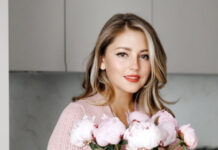 37-летняя Анна Михайловская показала фото с округлившимся животом