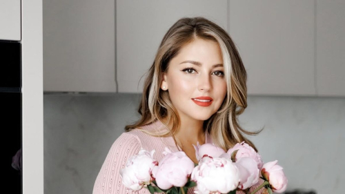 37-летняя Анна Михайловская показала фото с округлившимся животом