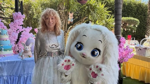 76-летняя Пугачева запечатлелась в короткой пышной юбке