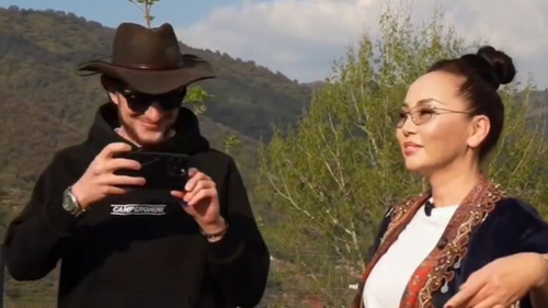 Баян Алагузова встретила в доме американского тревел-блогера и показала традиции нашего народа