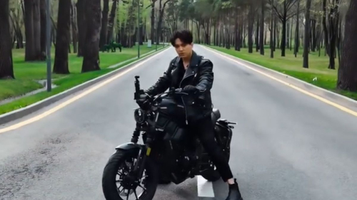 Байкер в кожаной косухе: новый имидж Димаша обсудили в Сети