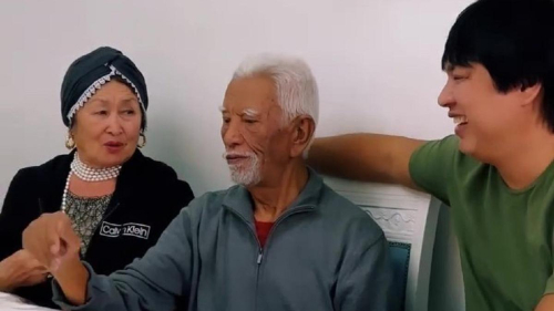 Беркут показал теплое видео с родителями и младшей дочерью