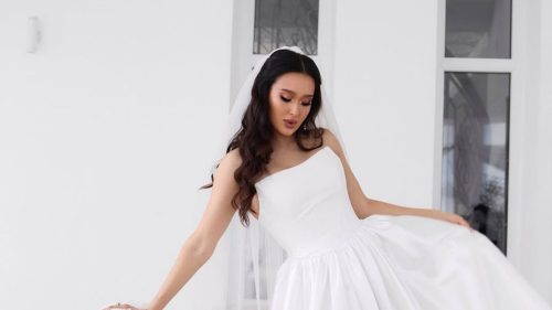 Дочь покойного Мурата Бисенбина появилась в свадебном платье и показала избранника