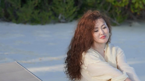 Ерке Есмахан после большого перерыва вернулась в соцсети и показала семейные фото