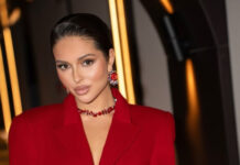 «Хороша!»: Нюша в коротком платье-пиджаке похвасталась стройной фигурой