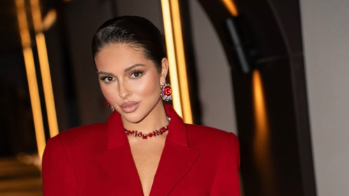 "Хороша!": Нюша в коротком платье-пиджаке похвасталась стройной фигурой