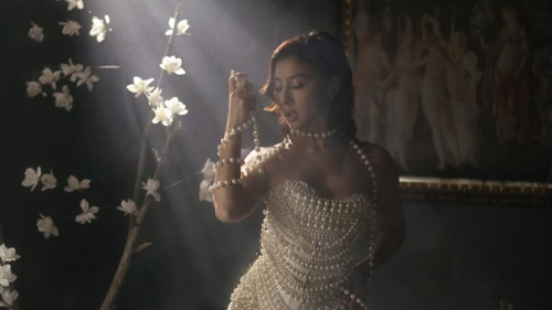 "Каждая женщина - это картина": Айнур Ильсова очаровала нежным образом