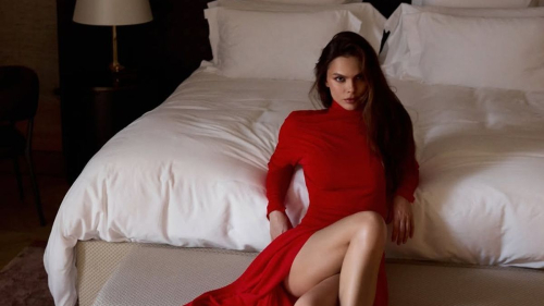 "Крадет наши сердца": Вики Одинцова впечатлила роковым образом