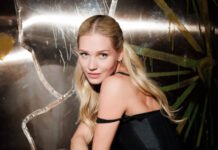 Кристина Асмус показала, как отметила день рождения в кругу звездных коллег