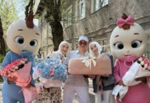 Миллион роз и море шаров: Торегали Тореали устроил яркую выписку дочери из роддома