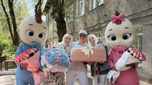 Миллион роз и море шаров: Торегали Тореали устроил яркую выписку дочери из роддома