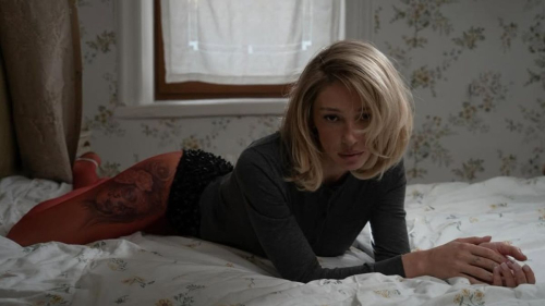 "Надеюсь, вы простите мне эту шалость": Ивлеева попозировала в микро-шортах и красных колготках