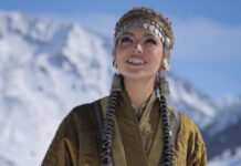 «Неземной красоты девушка»: Асель Сагатова устроила колоритную фотосессию в горах