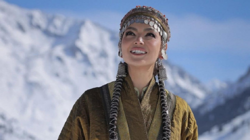 "Неземной красоты девушка": Асель Сагатова устроила колоритную фотосессию в горах