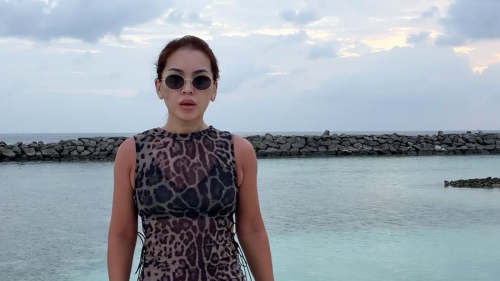 "Родила двоих и пришла в форму": Макпал Исабекова поделилась пляжными фото с Мальдив