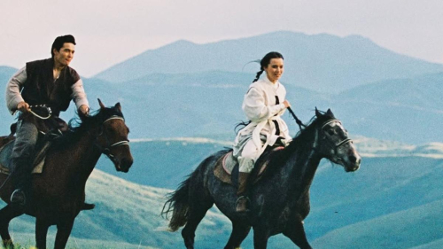 Сестра Димаша показала, как упала с несущейся на скорости лошади на жайлау