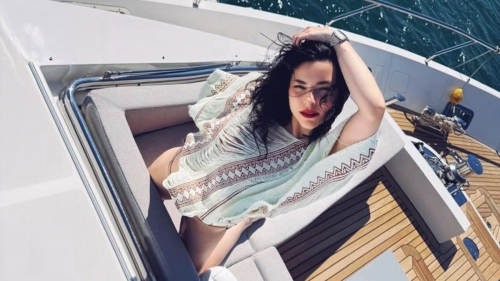 Сыгравшая в "Великолепном веке" актриса попозировала в прозрачном пляжном наряде