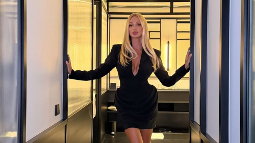 "Всегда роскошна": Виктория Лопырева появилась в мини-платье с глубоким декольте