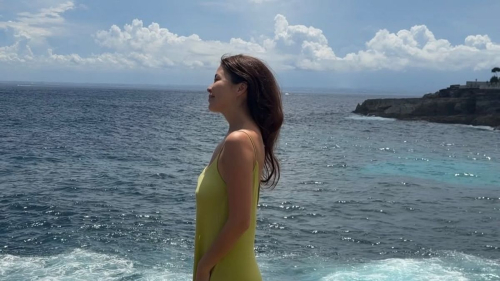 "Жизнь, о которой многие мечтают": Асель Садвакасова запечатлелась у моря в легком платье