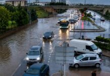 Турцию заливает дождем с градом