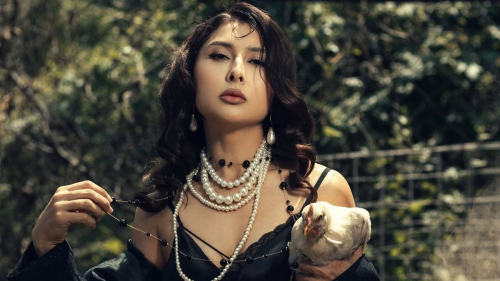 Айнур Ильясова устроила необычную фотосессию в курятнике