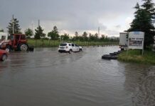 Ливни парализовали часть Анкары: затоплены дороги, автомобили провалились под асфальт