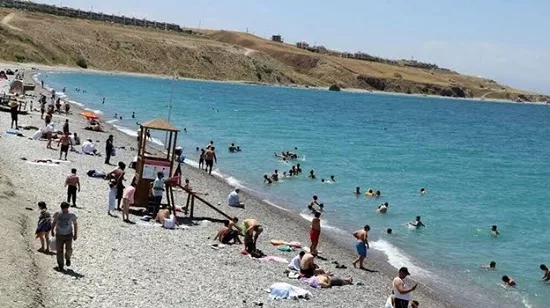 В Турции есть уникальный пляж без моря: он расположен на берегу высокогорного озера