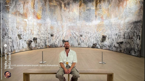 Рики Мартин прогулялся по Алматы и поблагодарил зрителей, пришедших на его концерт 3 Рики Мартин прогулялся по Алматы и поблагодарил зрителей, пришедших на его концерт