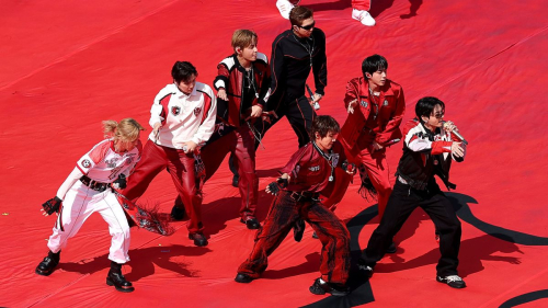 Участник BTS Ви рассказал о многолетних проблемах со слухом и поддержке коллег по группе 1 Участник BTS Ви рассказал о многолетних проблемах со слухом и поддержке коллег по группе