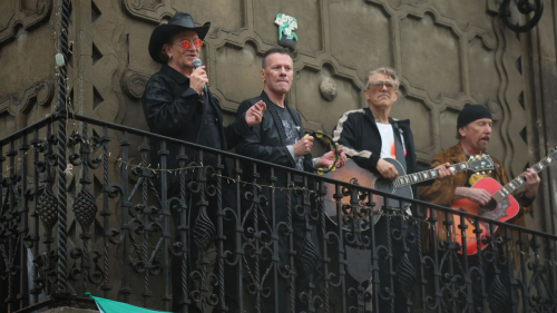 Группа U2 удостоена титула "Человек года 2027" по версии благотворительного фонда MusiCares 1 Группа U2 удостоена титула "Человек года 2027" по версии благотворительного фонда MusiCares