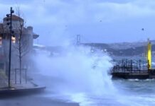 Стамбул встретил туристов штормом: ливни нарушили планы на отдых