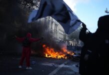 Туристы остались перед закрытыми дверями Лувра: в Париже продолжаются студенческие протесты