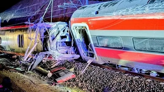 Железнодорожная катастрофа в Испании: столкновение двух скоростных составов привело к многочисленным жертвам