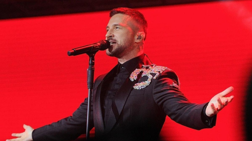 Сергей Лазарев не сдержал эмоций и расплакался на сцене во время своего пятого шоу в Москве 1 Сергей Лазарев не сдержал эмоций и расплакался на сцене во время своего пятого шоу в Москве