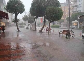 Анталья ушла под воду: туристы пережидают затяжные дожди в отелях