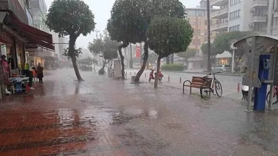 Анталья ушла под воду: туристы пережидают затяжные дожди в отелях