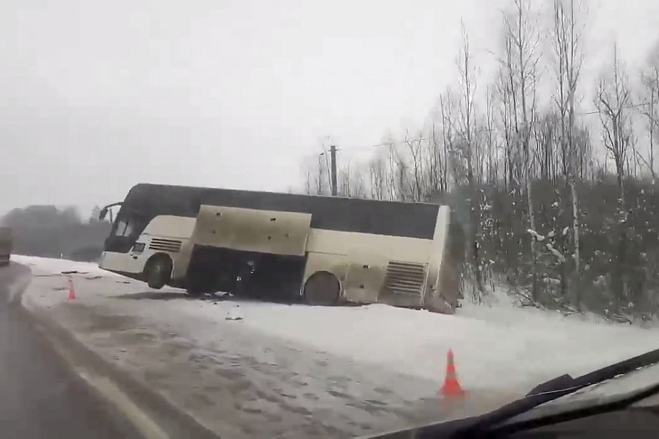 Экскурсии автобусом из пскова. Автобус в кювете. ДТП С Псковской маршруткой.