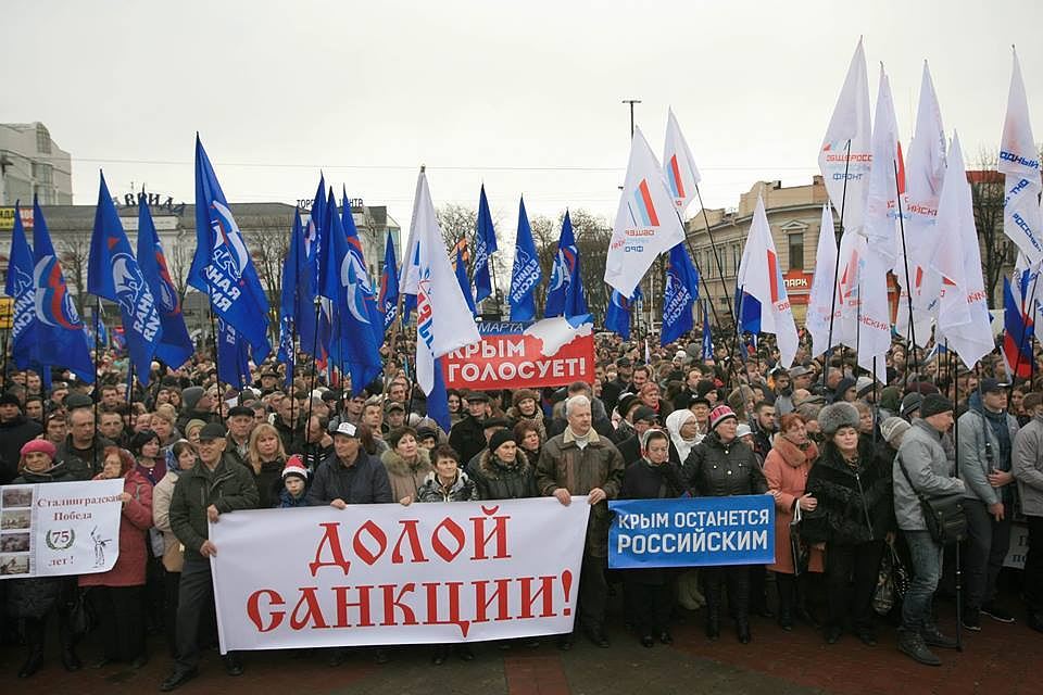 Гражданин крыма. Митинг в Симферополе. Крым санкции. Митинги Крыма против России. Долой Россию.