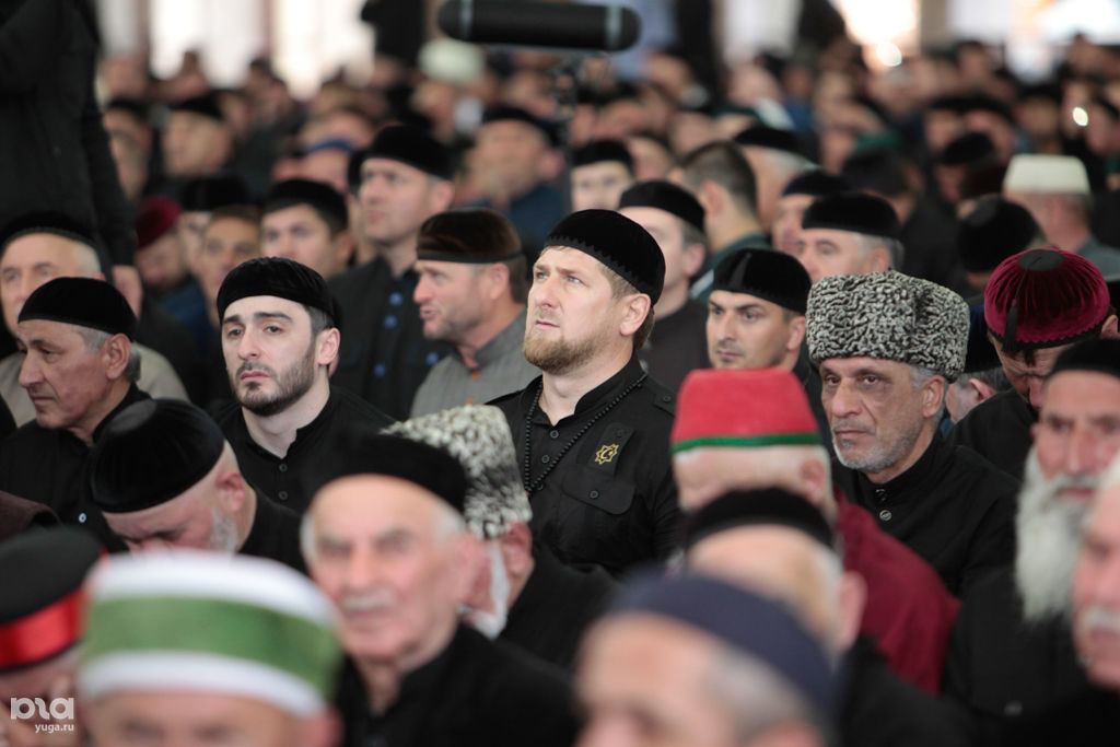 Кадыров намаз. Кадыров мечеть Аймани Кадыровой. Чеченские мусульмане. Мусульмане в Чечне.