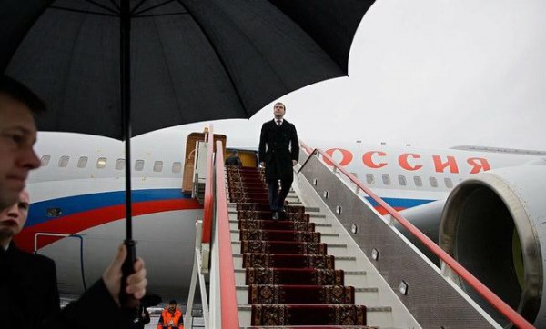 Медведев также посетит оккупированный Крым