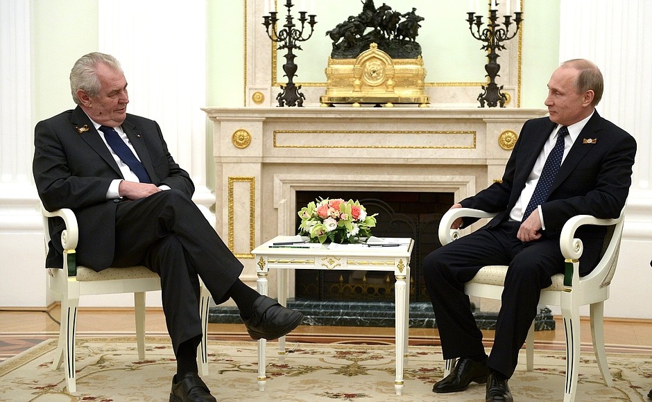 Президент Чехии на встрече с Путиным захотел выкурить сигарету