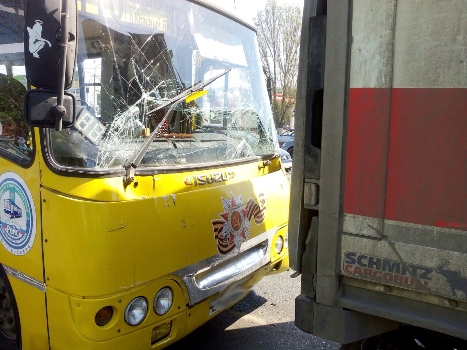 В Липецкой области пассажирский автобус столкнулся с грузовиком, 6 человек пострадали