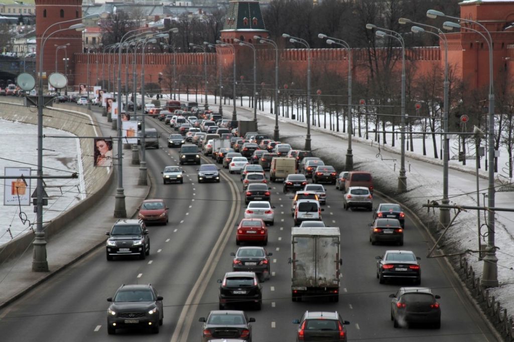 Москва временный. Улицы Москва движение. Улица в движении. Москва улица дорога. Дороги Москвы весной.