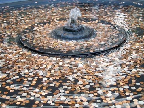 ежегодно туристы оставляют в римских фонтанах сумму, эквивалентную миллиону евро