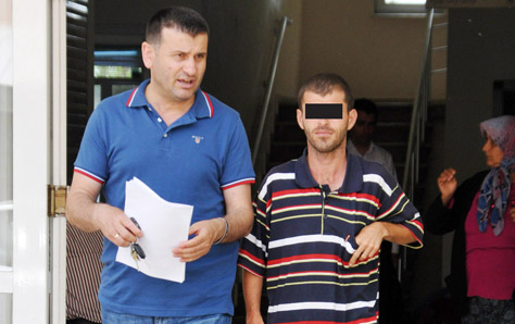 Рамазан А., (справа) нанёсший российской туристке 6 ударов ножом